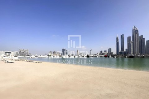 Снять в аренду квартиру в EMAAR Beachfront, Dubai Harbour, Дубай: 3 спальни, 158.4м², № 129331 - фото 2