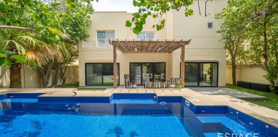 Вилла в Meadows, Дубай, 5 спален, 390м², № 122400