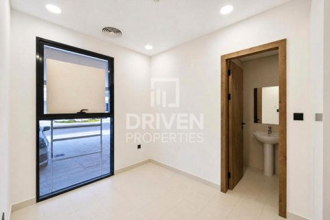 Снять в аренду таунхаус в Dubai Land, Дубай: 3 спальни, 232.72м², № 138762 - фото 5