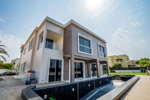 Villa in Emirates Hills, Dubai 7 bedrooms, 975 sq.m. № 3755 - photo 2