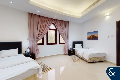 Villa in Sector E, Emirates Hills, Dubai 8 bedrooms, 1486 sq.m. № 88384 - photo 18