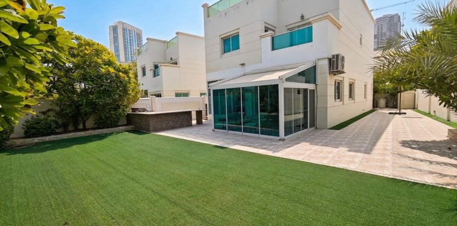 Villa à Dubai, 4 chambres, 501.5 m², № 134012