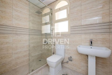 Снять в аренду виллу в Аль-Хаваниже, Дубай: 5 спален, 767.66м², № 129376 - фото 11
