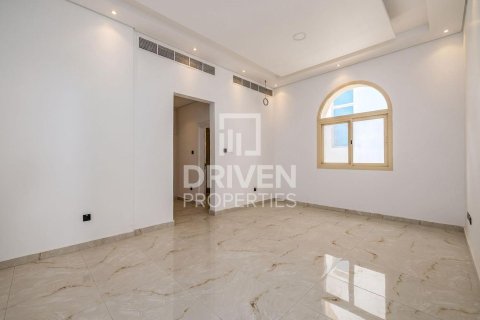 Снять в аренду виллу в Аль-Хаваниже, Дубай: 5 спален, 767.66м², № 129376 - фото 2