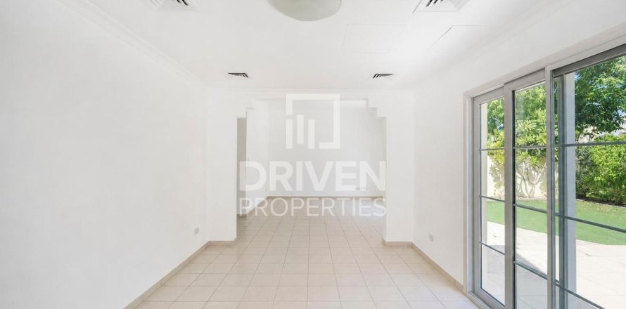 Вилла в The Lakes, Дубай, 3 спальни, 436.74м², № 129901