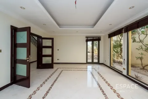 Villa in Palm Jumeirah, Dubai 4 bedrooms, 657 sq.m. № 61715 - photo 5