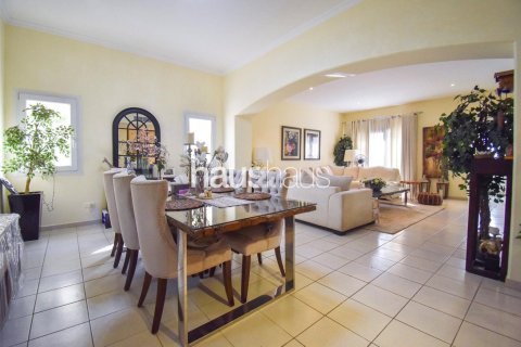 Villa in Meadows, Dubai 4 bedrooms, 381 sq.m. № 43857 - photo 2