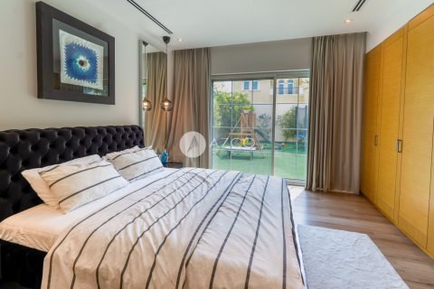 Villa in Jumeirah Park, Dubai 4 bedrooms, 510.8 sq.m. № 42136 - photo 22