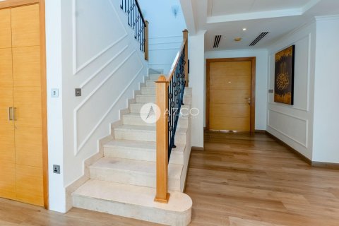 Villa in Jumeirah Park, Dubai 4 bedrooms, 510.8 sq.m. № 42136 - photo 19