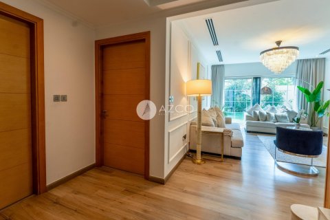 Villa in Jumeirah Park, Dubai 4 bedrooms, 510.8 sq.m. № 42136 - photo 2