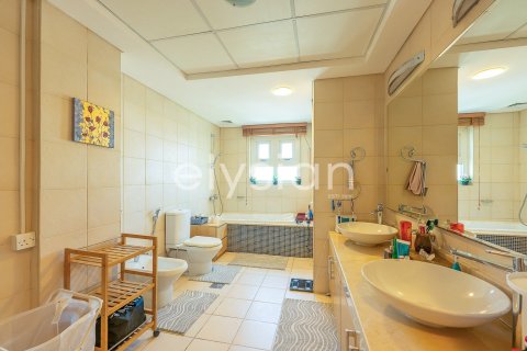Снять в аренду квартиру в Shoreline Apartments, Пальма Джумейра, Дубай: 3 спальни, 203м², № 38100 - фото 4
