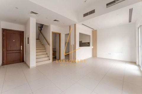 Villa in Dubai Land, Dubai 3 bedrooms, 161 sq.m. № 141561 - photo 2