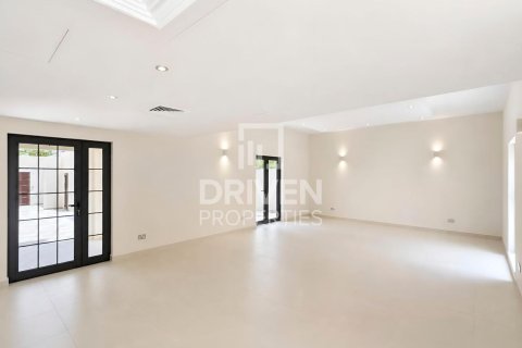 Villa in Umm Suqeim, Dubai 4 bedrooms, 408.31 sq.m. № 128425