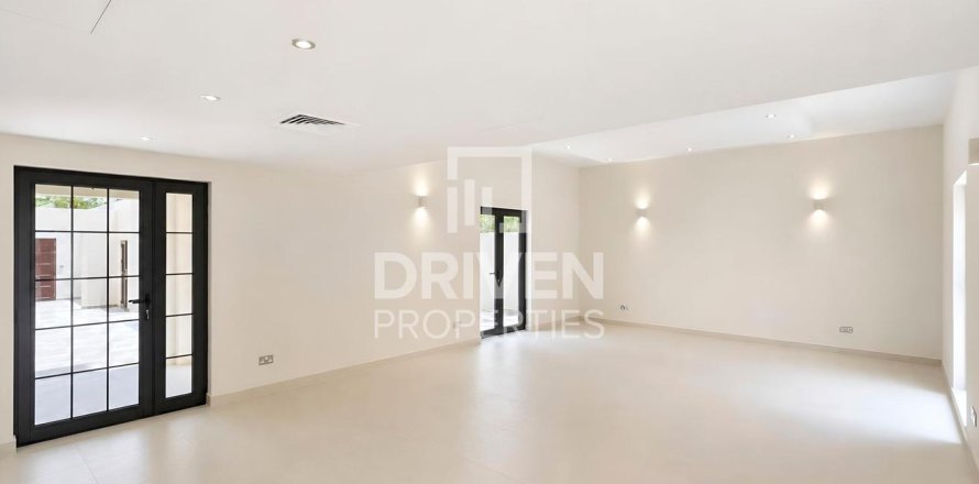 Вилла в Умм-Сукейме, Дубай, 4 спальни, 408.31м², № 128425