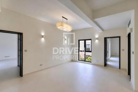 Снять в аренду виллу в Умм-Сукейме, Дубай: 4 спальни, 408.31м², № 128425 - фото 12