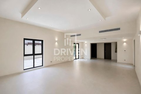 Снять в аренду виллу в Умм-Сукейме, Дубай: 4 спальни, 408.31м², № 128425 - фото 2