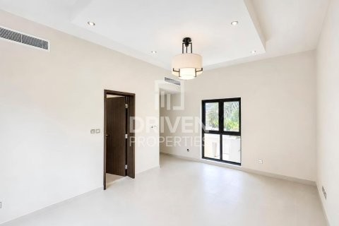 Снять в аренду виллу в Умм-Сукейме, Дубай: 4 спальни, 408.31м², № 128425 - фото 7