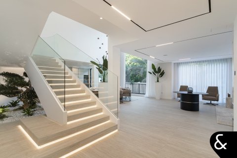 Villa in Jumeirah Islands, Dubai 5 bedrooms, 581 sq.m. № 78936 - photo 11