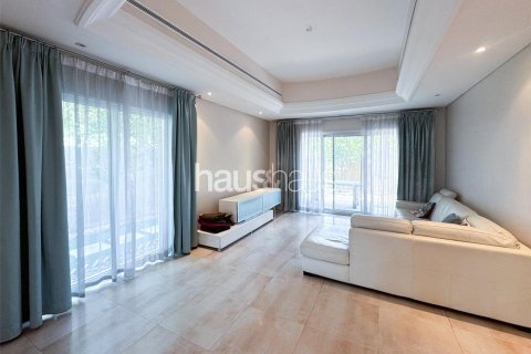 Villa en Dubai Investment Park, Dubai, 5 dormitorios, 577 m², № 43448 - foto 7