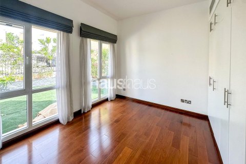 Villa in Meadows, Dubai 5 bedrooms, 540 sq.m. № 45000 - photo 19