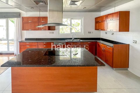 Villa in Meadows, Dubai 5 bedrooms, 540 sq.m. № 45000 - photo 15