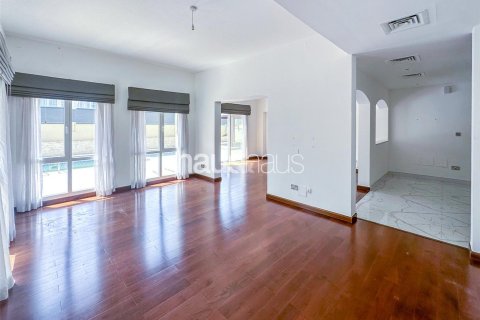 Villa in Meadows, Dubai 5 bedrooms, 540 sq.m. № 45000 - photo 3