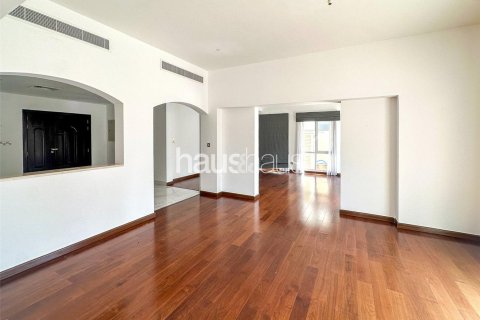 Villa in Meadows, Dubai 5 bedrooms, 540 sq.m. № 45000 - photo 6