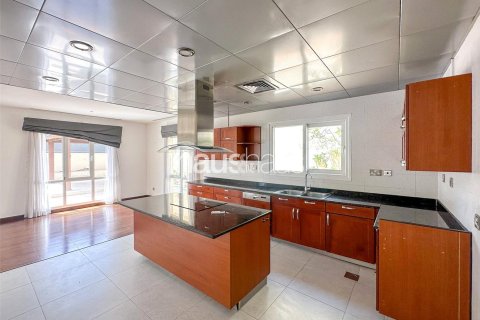 Villa in Meadows, Dubai 5 bedrooms, 540 sq.m. № 45000 - photo 2