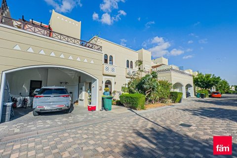 Снять в аренду таунхаус в Дубае: 4 спальни, 351.7м², № 132716 - фото 4