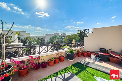 Снять в аренду таунхаус в Дубае: 4 спальни, 351.7м², № 132716 - фото 6