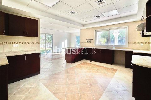 Villa en Dubai Investment Park, Dubai, 5 dormitorios, 577 m², № 43488 - foto 8