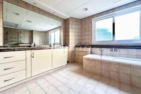 Villa en Dubai Investment Park, Dubai, 5 dormitorios, 577 m², № 43488 - foto 16