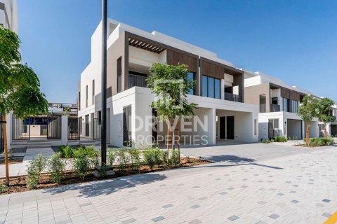 Снять в аренду виллу в Aura, Tilal Al Ghaf, Дубай: 4 спальни, 220.27м², № 128362 - фото 12