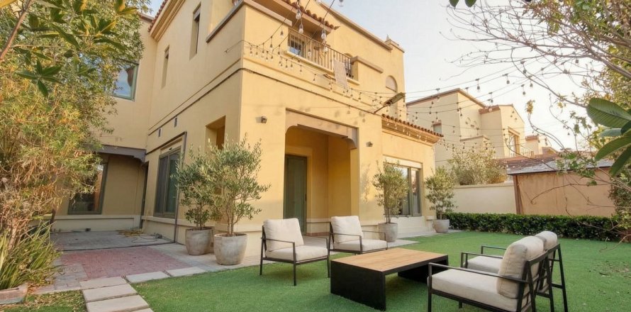Villa en Mirdif, Dubai, 5 dormitorios, 422.8 m², № 137755