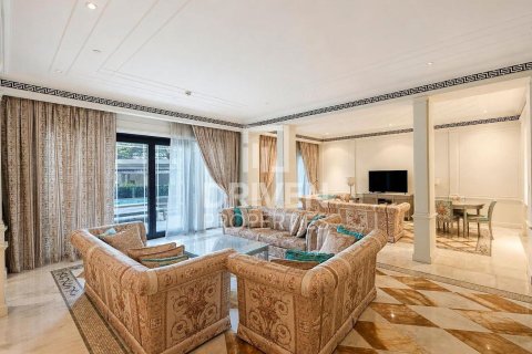 Снять в аренду дуплекс в Palazzo Versace, Culture Village, Дубай: 3 спальни, 472.32м², № 128104 - фото 4