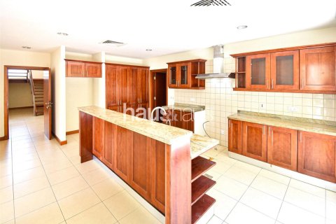Снять в аренду виллу в Арабиан Ранчес, Дубай: 5 спален, 450м², № 44818 - фото 7