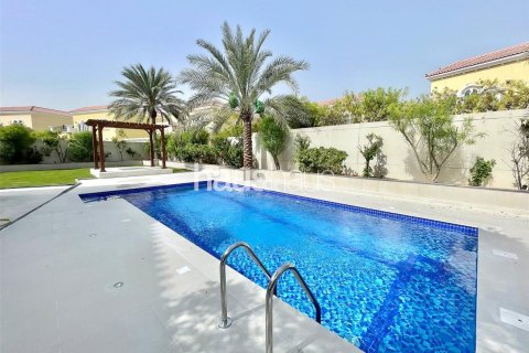 Villa in Legacy, Jumeirah Park, Dubai 3 bedrooms, 328 sq.m. № 44570 - photo 2