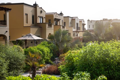 Townhouse in Mirdif, Dubai 2 bedrooms, 260 sq.m. № 103673 - photo 12