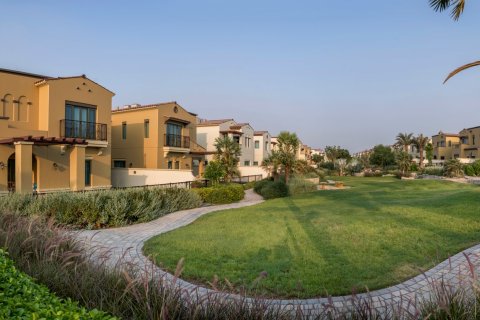 Townhouse in Mirdif, Dubai 2 bedrooms, 260 sq.m. № 103673 - photo 11
