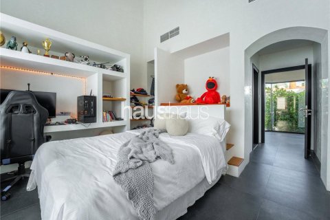 Villa in Dubai Investment Park, Dubai 4 bedrooms, 390 sq.m. № 43256 - photo 22