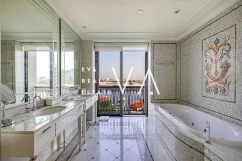 Apartment in Bur Dubai, Dubai 4 bedrooms, 466 sq.m. № 52769 - photo 19