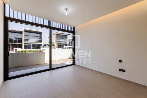 Снять в аренду виллу в Golf Place, Дубай Хилс Эстейт, Дубай: 5 спален, 705.04м², № 128892 - фото 22