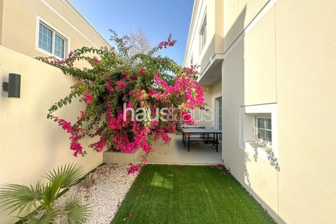 Villa in Al Barsha 1, Al Barsha, Dubai 4 bedrooms, 324 sq.m. № 45069 - photo 11