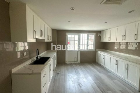 Villa in Al Barsha 1, Al Barsha, Dubai 4 bedrooms, 324 sq.m. № 45069 - photo 6