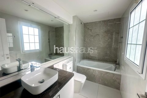 Villa in Al Barsha 1, Al Barsha, Dubai 4 bedrooms, 324 sq.m. № 45069 - photo 21