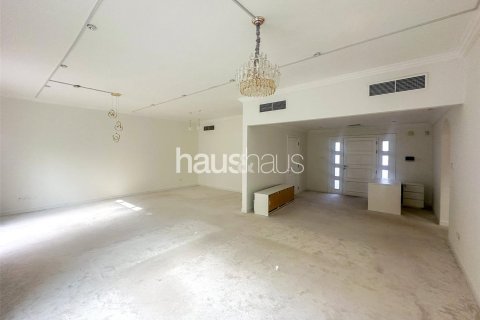 Villa in Al Barsha 1, Al Barsha, Dubai 4 bedrooms, 324 sq.m. № 45069 - photo 2