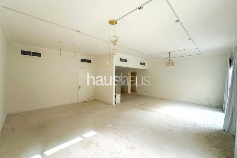 Villa in Al Barsha 1, Al Barsha, Dubai 4 bedrooms, 324 sq.m. № 45069 - photo 3