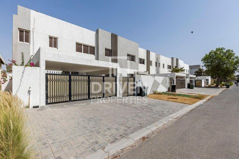 Villa in Umm Suqeim, Dubai 5 bedrooms, 3716.12 sq.m. № 128701