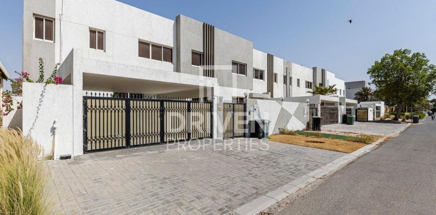 Villa à Umm Suqeim, Dubai, 5 chambres, 3716.12 m², № 128701