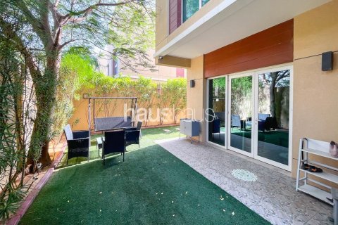 Villa in Al Barsha, Dubai 3 bedrooms, 286 sq.m. № 43974 - photo 2